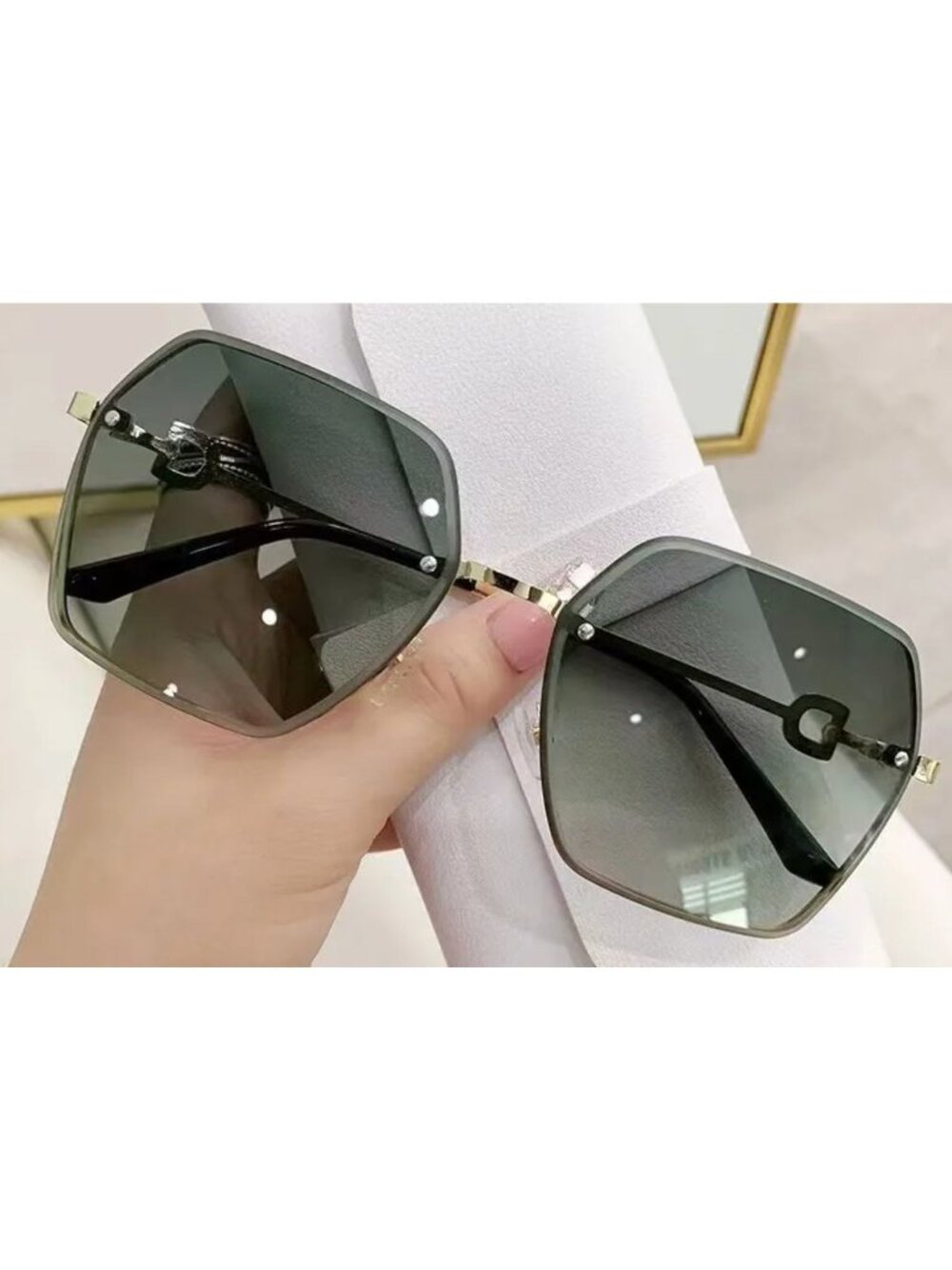 Oversized Unisex Square Green Gradient Sunglasses With Gold Frame & Black Temple